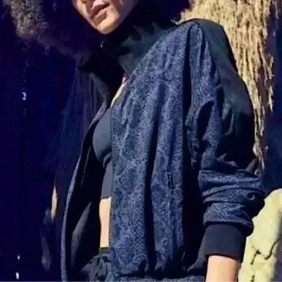 ATHLETA Brooklyn Track Bomber Printed Jacket Size XXS Navy & Black Stretchy - Picture 2 of 10